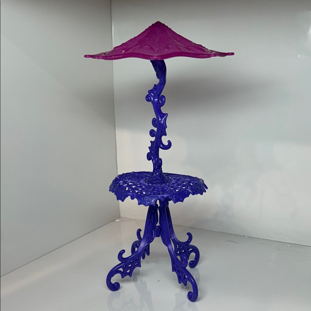 Monster High Table‎ with Umbrella (Incomplete, Missing Components)